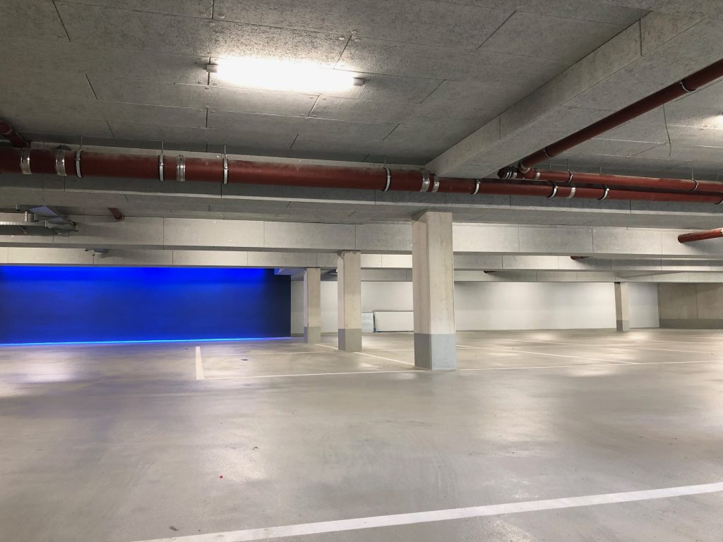 Auch eine Tiefgarage kann ansprechend gestaltet werden. Eine helle